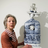 2.4. Hannelore Seiffertz mit Keramik von Maria GG Das steinerne Herz
